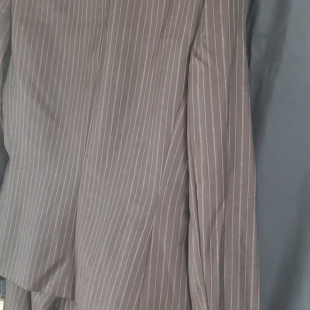 AUTHENIC TAHARI PINSTRIPED PANT SUIT - Picture 6 of 8